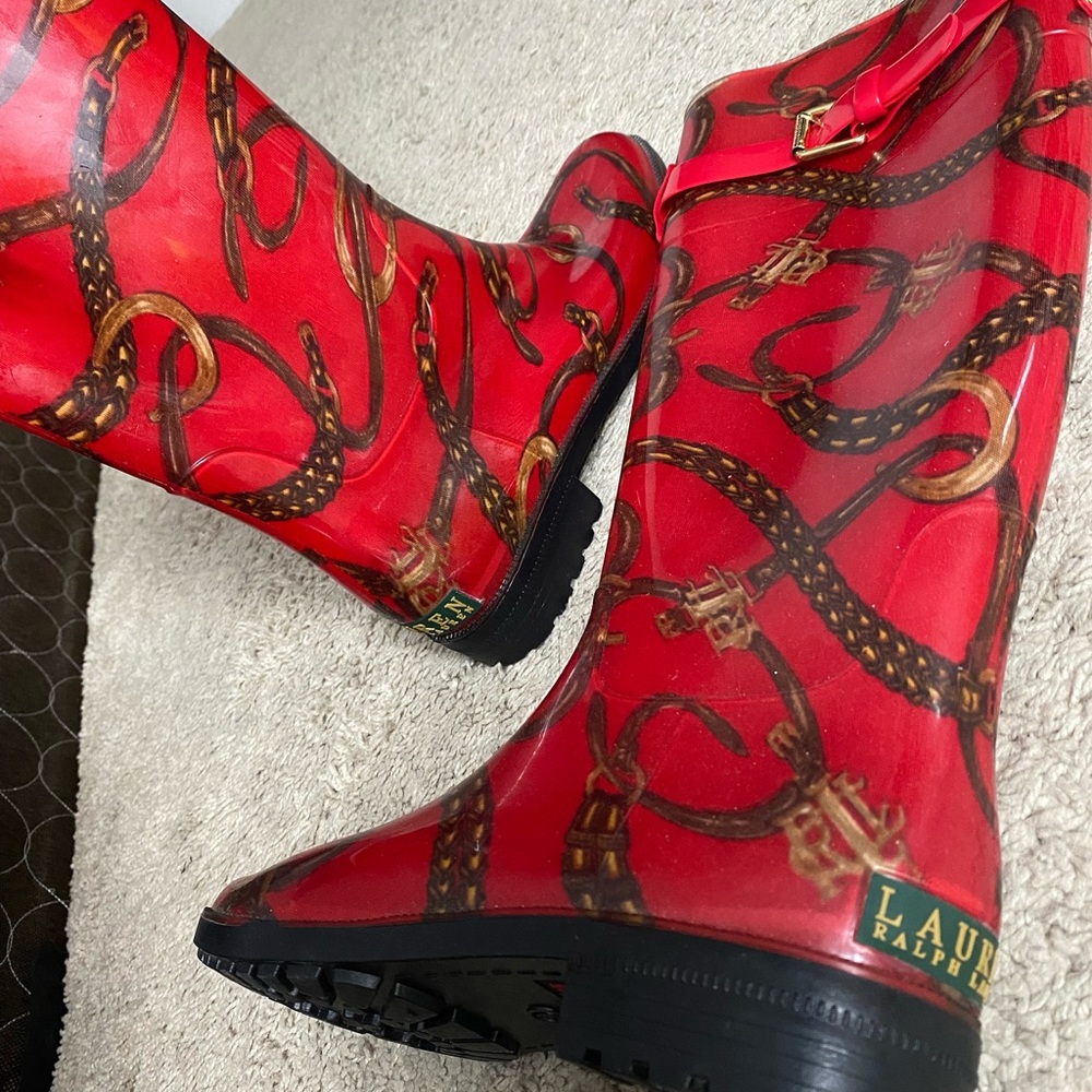 I’m selling these beautiful rain boots.